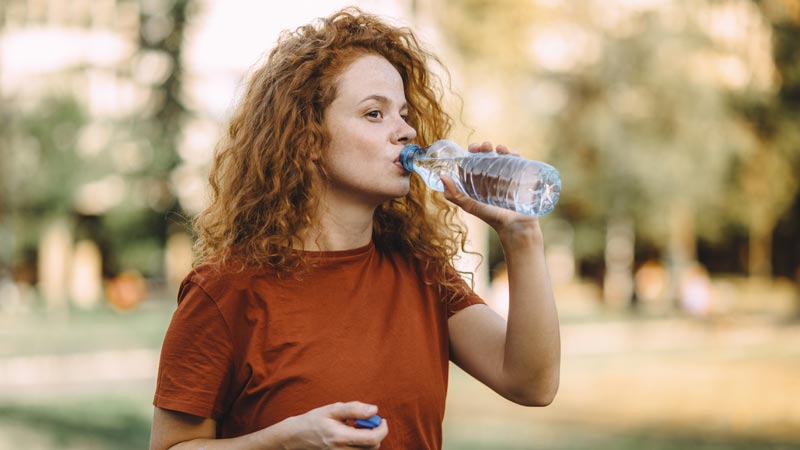 Mulher a beber água